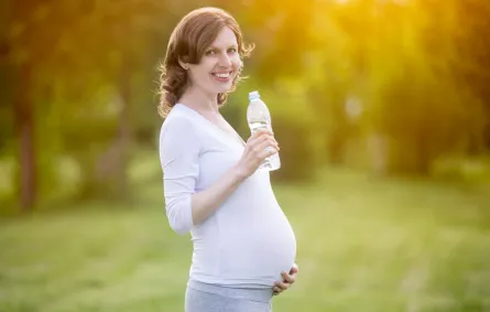 صورة لحامل تهتم بشرب السوائل