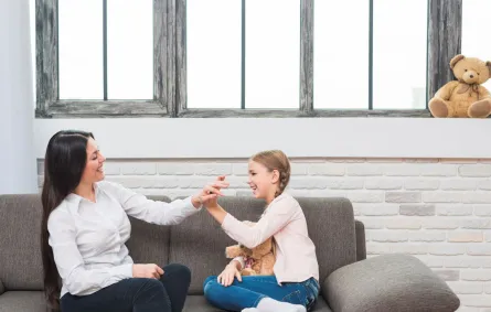 صورة لأم مع طفلتها