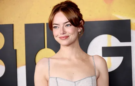 إيما ستون في نيويورك (Emma Stone in New York City). مصدر الصورة Photo by Jamie McCarthy / GETTY IMAGES NORTH AMERICA / Getty Images via AFP