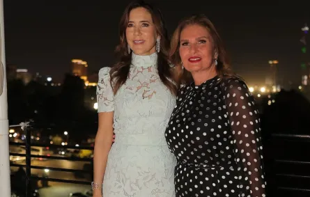 الملكة ماري مع يسرا- الصورة من حساب السفارة الدنماركية بالقاهرة