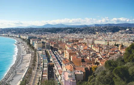 تعرف مدينة نيس بسحر ضوئها المتلألئ