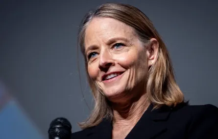 جودي فوستر في مسرح نقابة المخرجين الأمريكيين في لوس أنجلوس، كاليفورنيا (Jodie Foster at the DGA Theater in Los Angeles, California). مصدر الصورة: ETIENNE LAURENT / AFP