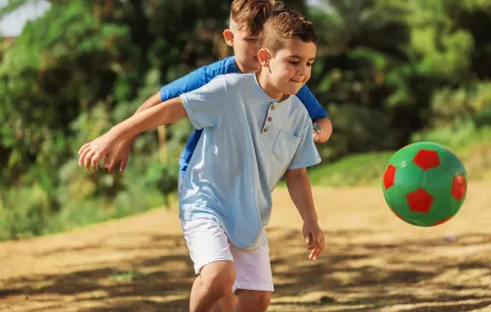 صورة لطفل يلعب 