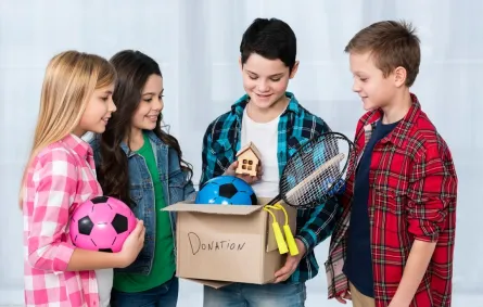 صورة لأصدقاء يوزعون ما لا يحتاجونه