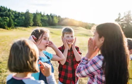 صورة أطفال مع الألغاز