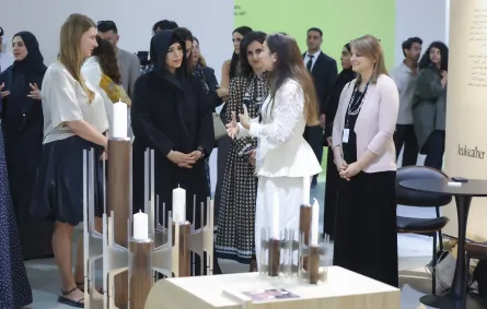 الشيخة لطيفة بنت محمد بن راشد آل مكتوم خلال تجولها في معرض داون تاون ديزاين. الصورة من مكتب دبي الإعلامي