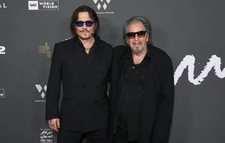جوني ديب وآل باتشينو في مسرح نقابة الكتاب في بيفرلي هيلز، كاليفورنيا (Johnny Depp and Al Pacino at Writers Guild Theater in Beverly Hills, California). مصدر الصورة: Alberto E. Rodriguez/Getty Images/AFP