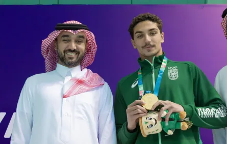  الأمير عبدالعزيز بن تركي وزير الرياضة السعودي والسباح زيد السراج