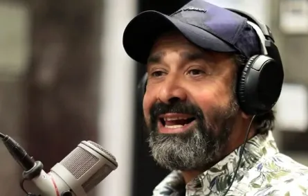 كريم عبد العزيز يدعم والده قبل تكريمه بجائزة إنجاز العمر