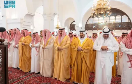 الأمير محمد بن عبدالرحمن بن عبدالعزيز نائب أمير منطقة الرياض وهو يؤدي صلاة الميت على ناصر بن جريد الجريد في جامع الملك خالد بالرياض