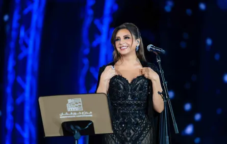 ابتسامة أنغام تضيء المسرح وهي تتفاعل مع جمهور خورفكان خلال الأمسية الطربية- الصورة خاصة بسيدتي من تصوير عمرو جمال