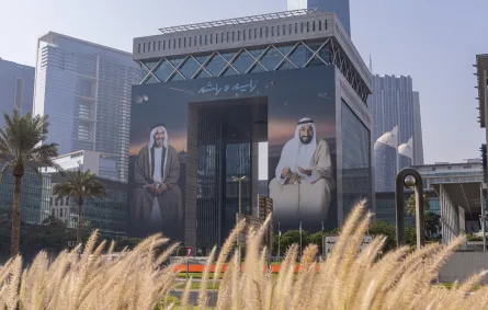  العمل الإبداعي الضخم على واجهة مبنى مركز دبي المالي العالمي. الصورة من مكتب دبي الإعلامي