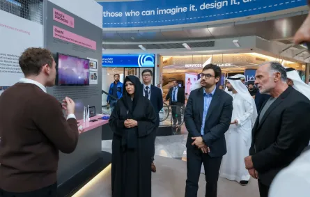 الشيخة لطيفة في معرض «حلول دبي للمستقبل – ابتكارات للبشرية» تطلع على أحد الابتكارات