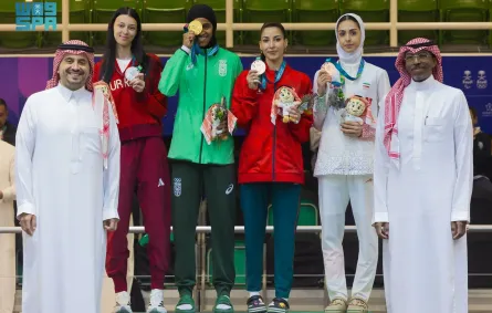 تتويج دنيا أبو طالب والفائزات في دورة ألعاب التضامن الإسلامي - الصورة من وكالة الأنباء السعودية "واس"