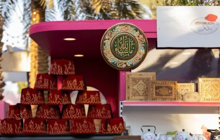 تحتوي الفعالية على أركان تراثية تعكس ملامح الثقافة الشامية من الأزياء والفنون الشعبية