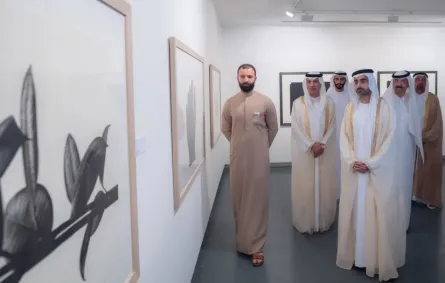  الشيخ الدكتور سالم بن عبد الرحمن القاسمي خلال جولته في معرض الشارقة للفنون الإسلامية. الصورة من مكتب الشارقة الإعلامي