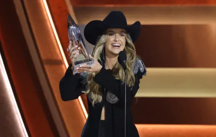  ليني ويلسون في حفل توزيع جوائز  (CMA 2025) ( Lenny Wilson at the 2025 CMA Awards). مصدر الصورة: Jason Kempin / GETTY IMAGES NORTH AMERICA / Getty Images via AFP