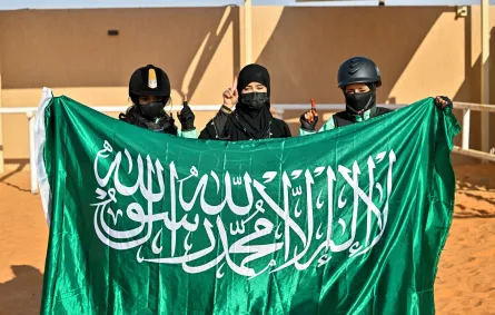 الفائزات في سباق الهجن للسيدات بألعاب التضامن الإسلامي ‎في الرياض يرفعن راية السعودية - الصورة من حساب فريق السعودية على منصة إكس