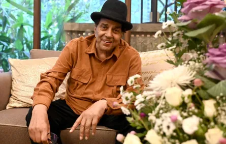 دارميندرا في مقر إقامته في مومباي (Dharmendra at his residence in Mumbai). مصدر الصورة: SUJIT JAISWAL / AFP
