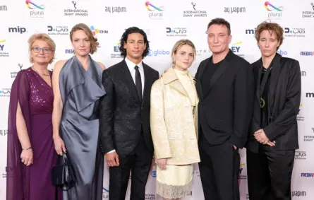 باتريشيا أوليتزكي، إميليو ساكرايا، مالا إيمدي، أوليفر ماسوتشي، وبيا ستريتمان (Patricia Aulitzky, Emilio Sakraya, Mala Emde, Oliver Masucci and Pia Strietmann). مصدر الصورة: Michael Loccisano/Getty Images/AFP