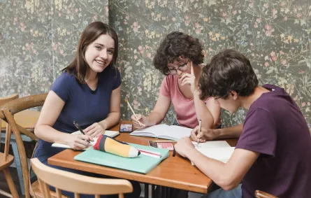 7 أخطاء يرتكبها طلاب الجامعة في العلاقات الاجتماعية- الصور من موقع Freepik