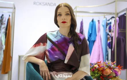 المصممة روكساندا إلينتشيتش Roksanda Ilincic مع مجموعتها الجديدة في هارفي نيكلز الرياض
