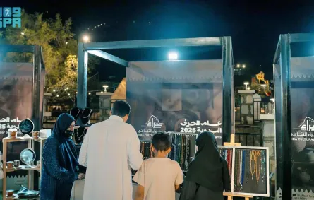 الزوار يتفاعلون مع فعاليات صناع الحرف - الصورة من وكالة الأنباء السعودية "واس"