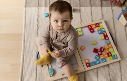 طفل يلعب بألعاب ذكاء