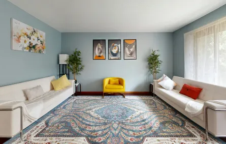 غرفة معيشة مع ستائر