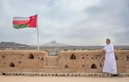 علم سلطنة عمان يرفرف عالياً