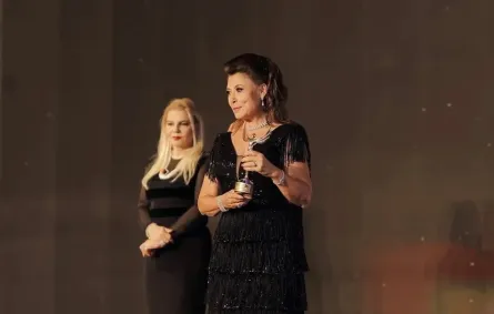 أنوشكا عند استلام احدى الجوائز- الصور من المصدر