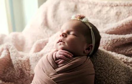 فوائد ومخاطر تقميط طفلكِ 