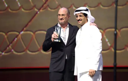 علي الكلثمي يقدم الجائزة الفخرية إلى دارين أرونوفسكي من حفل ختام مهرجان البحر الأحمر السينمائي 2025. مصدر الصورة:  Daniele Venturelli/Getty Images for The Red Sea International Film Festival