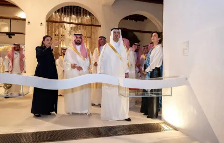  الأمير سعود بن مشعل بن عبد العزيز نائب أمير منطقة مكة المكرمة، والأمير بدر بن عبدالله بن فرحان آل سعود، وزير الثقافة خلال تجولهما بالمتحف