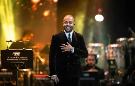 حفل غنائي لتامر عاشور بمسرح المجاز بالشارقة- الصورة من المركز الإعلامي 