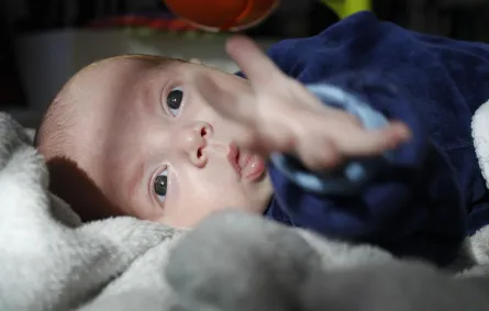 صورة لطفل ينتظر أمه