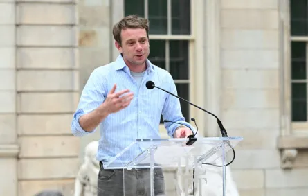 المصمم جوناثان أندرسون Jonathan Anderson- (مصدر الصورة Slaven Vlasic / Getty Images via AFP)