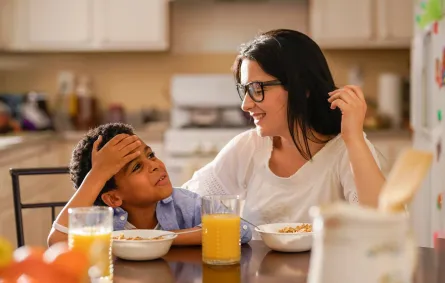 صورة حديث أم وابنها على الطعام