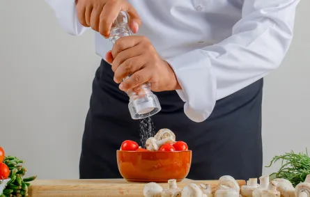 ما الذي يحدث داخل جسمك عندما تقلّلين من تناول الملح؟ Image by 8photo on Freepik