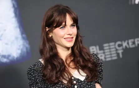 زوي ديشانيل في كاليفورنيا ( Zooey Deschanel in California). مصدر الصورة: Monica Schipper / GETTY IMAGES NORTH AMERICA / Getty Images via AFP