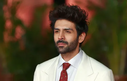 كارتيك آريان ( ‏Kartik Aaryan‏) في مهرجان البحر الأحمر السينمائي 2025. مصدر الصورة: ‏‎(Photo by Tim P. Whitby/Getty ‎Images for The Red Sea International Film Festival)‎