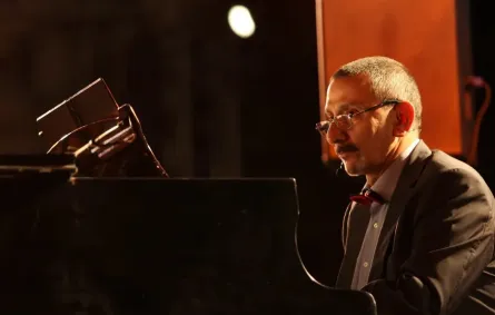 زياد الرحباني خلال حفلته الموسيقية في قلعة دمشق (Ziad Rahbani at Damascus Citadel). مصدر الصورة: AFP LOUAI BESHARA / AFP