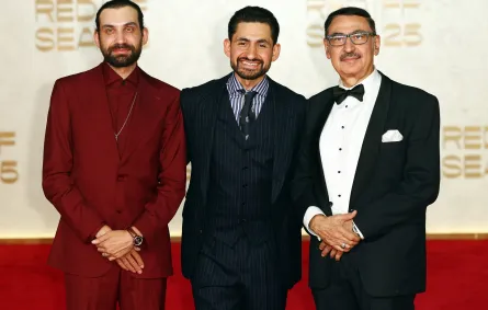 أمير المصري ووالده وأخوه من عرض فيلم القصص بمهرجان البحر الأحمر السينمائي. مصدر الصورة: Tim P. Whitby/Getty Images for The Red Sea International Film Festival