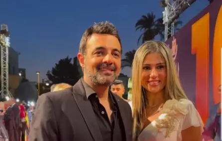 عمرو محمود ياسين وزوجته الإعلامية آيات أباظة - الصورة من حسابها على فيسبوك