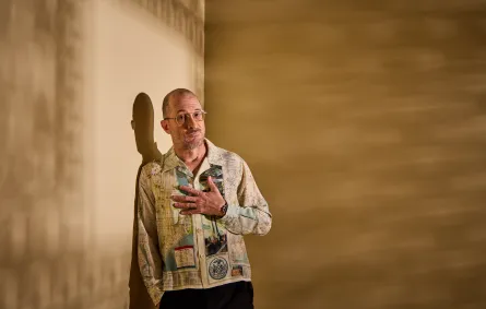 دارين أرونوفسكي في مهرجان البحر الأحمر السينمائي الدولي 2025 ( Darren Aronofsky at the Red Sea International Film Festival ). مصدر الصورة: Tristan Fewings/Getty Images for The Red Sea International Film Festival