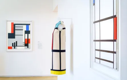 معرض خاص بأعمال إيف سان لوران بعد مرور 60 عاماً على أول عرض له، في متحف Yves Saint Laurent Museum، في باريس، وفي الخلفية لوحة Composition in red, blue and white للرسام بيت موندريان Piet Mondrian، من عام 1937 (مصدر الصورة: Philippe Petit /Paris Match via Getty Images)