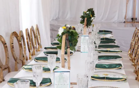 تفاصيل بالأخضر على طاولة حفل الزفاف