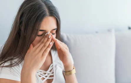 فتاة تعاني من التهاب الجيوب الأنفية- المصدر: Shutterstock