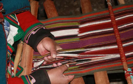 فن السدو يعد أحد أبرز تقاليد النسج في الخليج العربي. الصورة من موقع unsplash