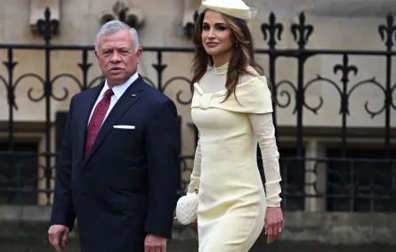 الملك عبد الله الثاني بن الحسين والملكة رانيا في دير وستمنستر بوسط لندن (King Abdullah II Ibn Al Hussein and Queen Rania at Westminster Abbey in central London). مصدر الصورة: Paul ELLIS / AFP